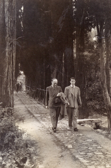 Henry Yerly y Mario Laserna por el sendero de los cipreses en el recién abierto campus de la Universidad de los Andes (Foto: Colección particular, Dorotea Laserna Jaramillo).     
